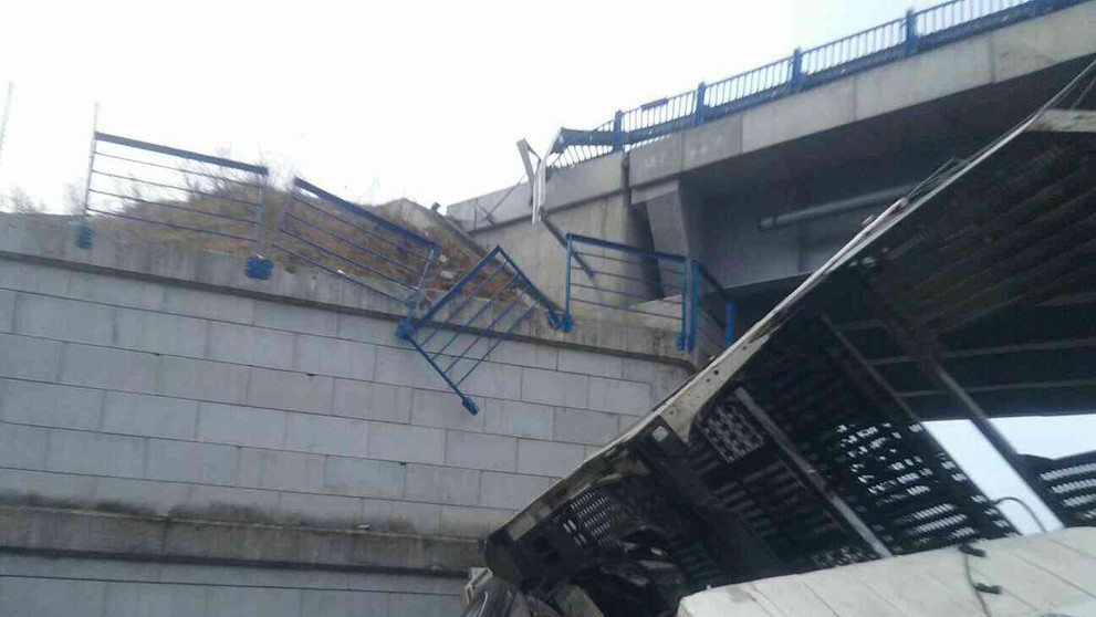 Kamiónn spadol z mosta.