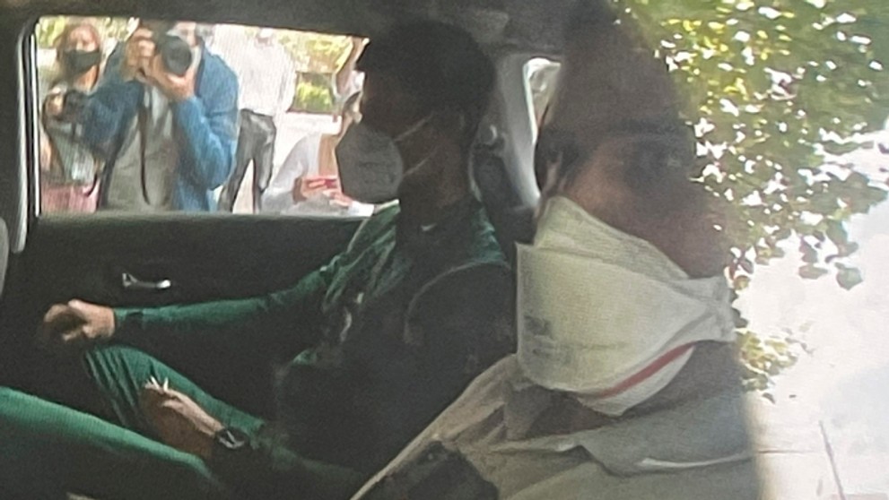 Novak Djokovič v aute s imigračným úradníkom.