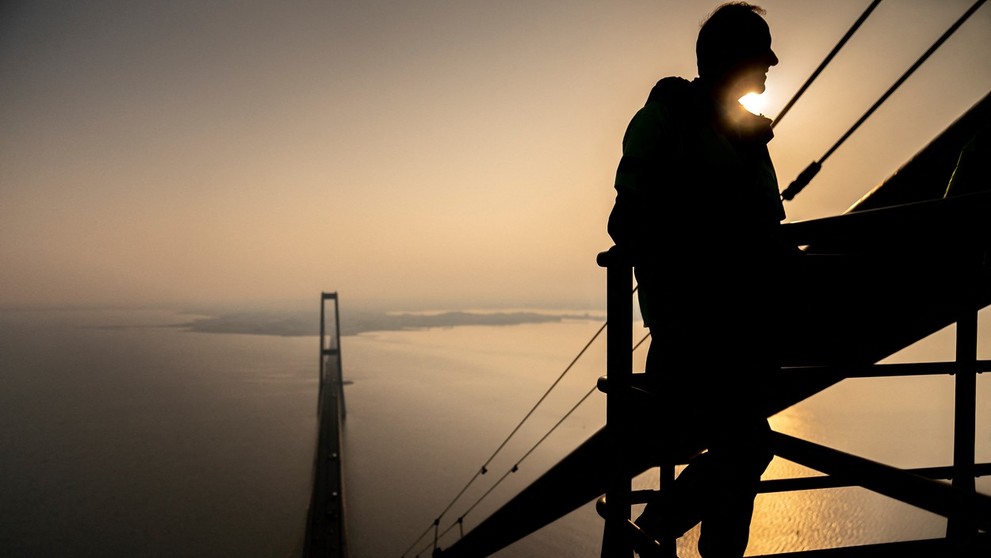 Riaditeľ Tour de France Christian Prudhomme na pilóne Mosta cez Veľký Belt v Dánsku, kde sa o 100 dní začne tohtoročná edícia najslávnejších cyklistických pretekov.