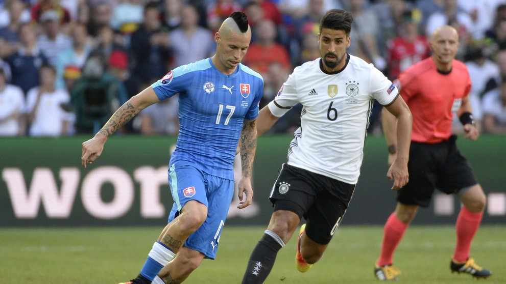 Marek Hamšík (v modrom) proti Nemcovi Samimu Khedirovi na ME.