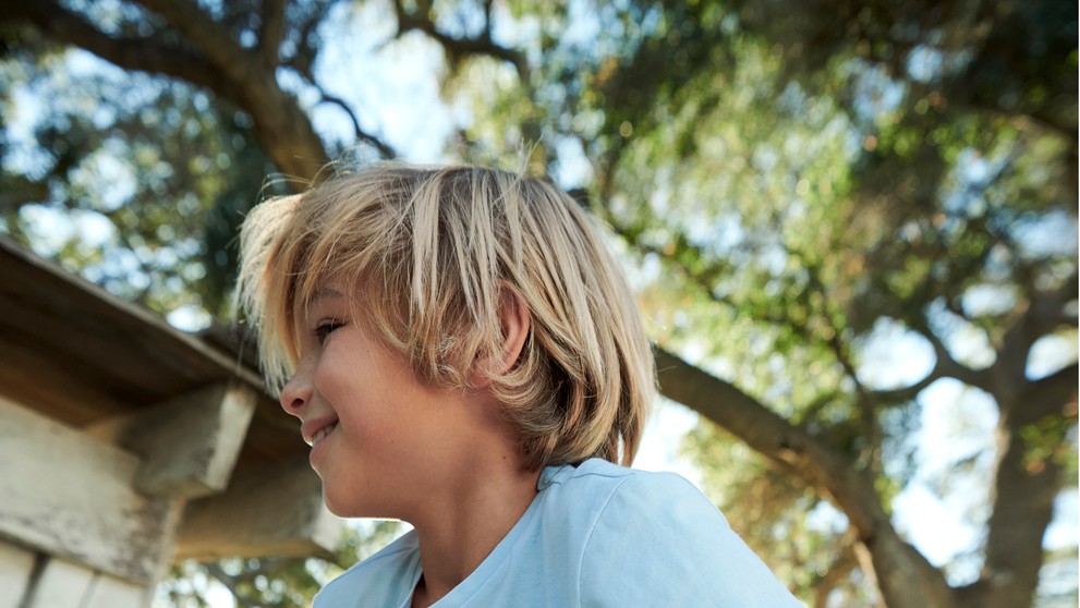 Nahnevaný starý otec s vnučkou.