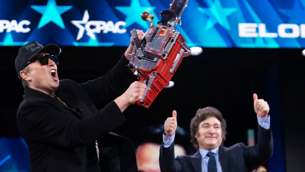 Musk dostal od Mileiho motorovú pílu.