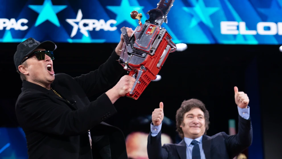 Musk dostal od Mileiho motorovú pílu.