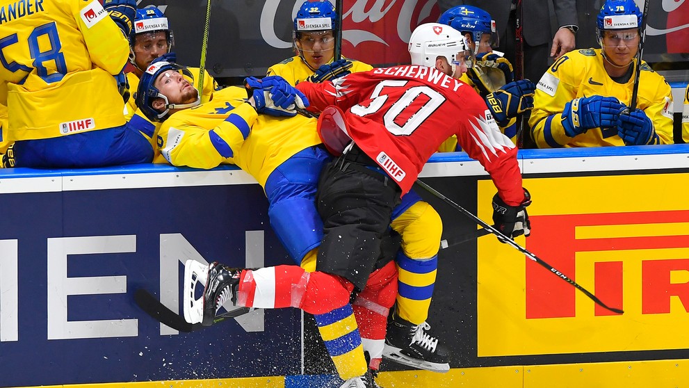 Zľava Švéd John Klingberg a Švajčiar Philipp Kurashev v dueli na MS 2019.