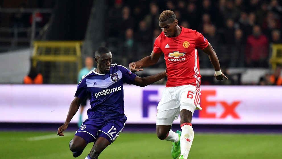 Ikona ManUtd Paul Pogba (vpravo) v súboji s Dennisom Appiahom z Anderlechtu vo štvrťfinále EL.