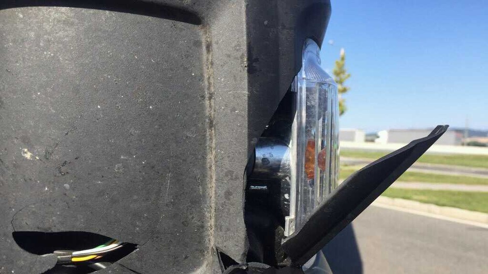 Rozbité sklo na aute.