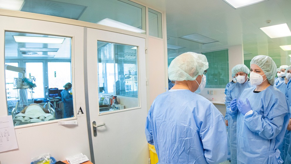 Z. Čaputová a V. Lengvarský na návšteve nemocnice v Ružinove.