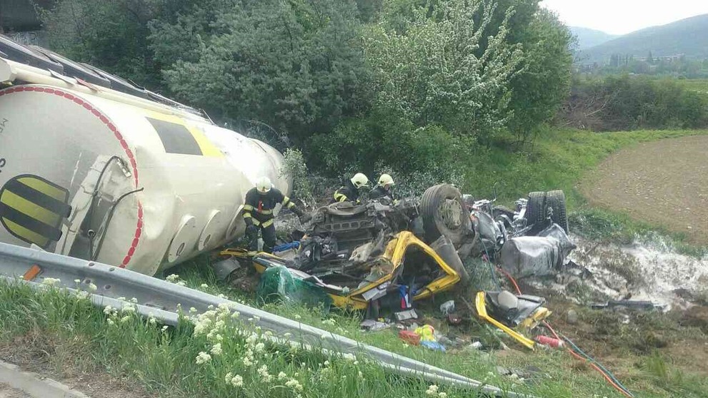 Na diaľnici D1 pri Dubnici nad Váhom sa prevrátila cisterna s benzínom