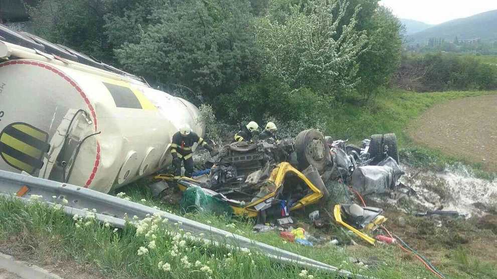 Na diaľnici D1 pri Dubnici nad Váhom sa prevrátila cisterna s benzínom