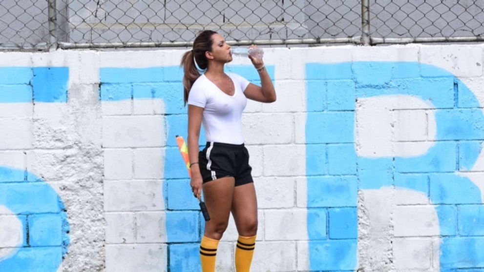 Čiarová rozhodkyňa sa pri osviežovaní nechtiac obliala..jpg