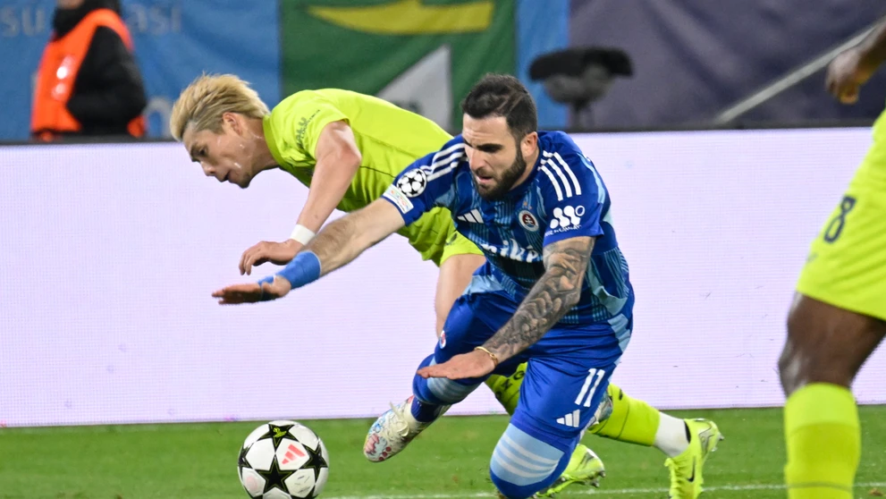 Na snímke sprava Tigran Barseghjan (Slovan) a Takuja Ogiwara (Dinamo) bojujú o loptu.