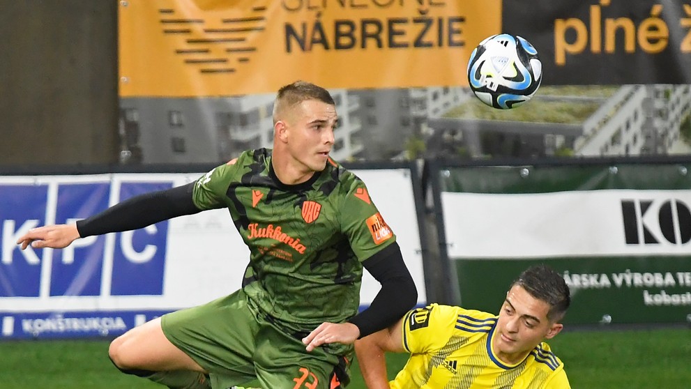 Na snímke vpravo Michal Faško (Košice), vľavo Konrad Jan Gruszkowski (Dunajská Streda).