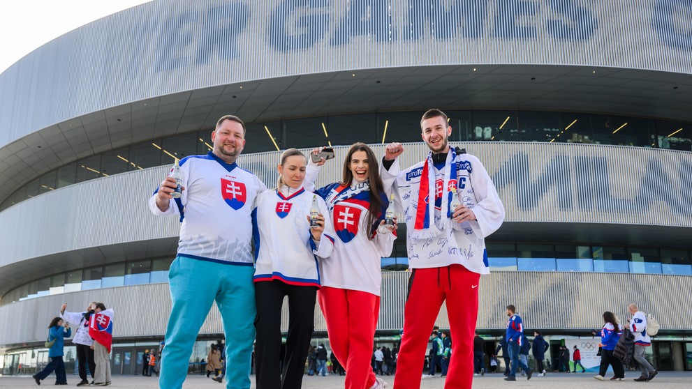 Slovenskí fanúšikovia pred zápasom. 