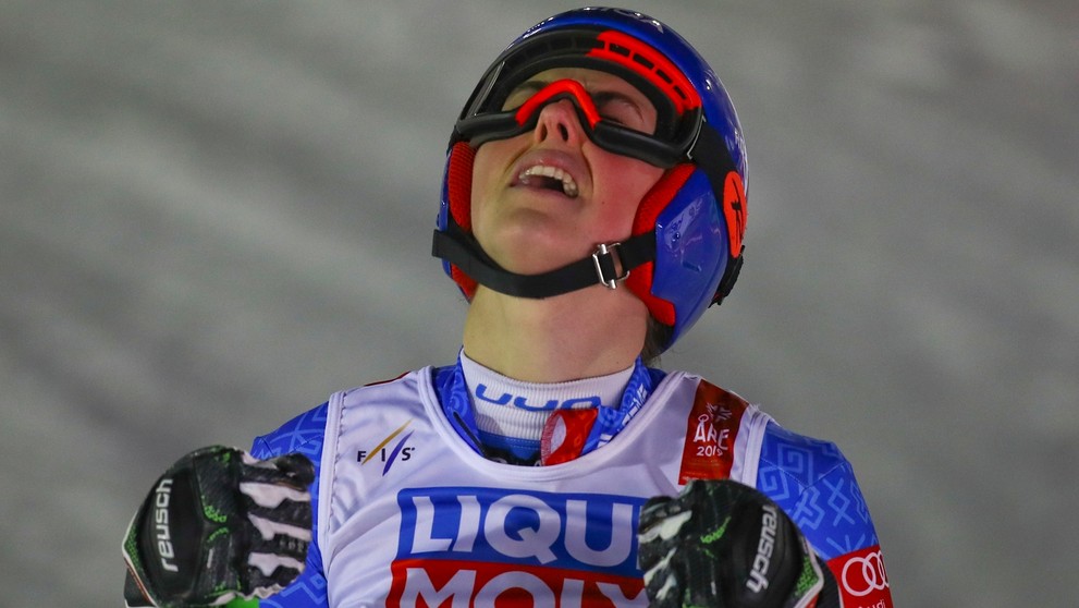 Sprava Ross Barkley a Olivier Giroud z Chelsea oslavujú gól v prvom 16-finále EL na pôde Malmo.