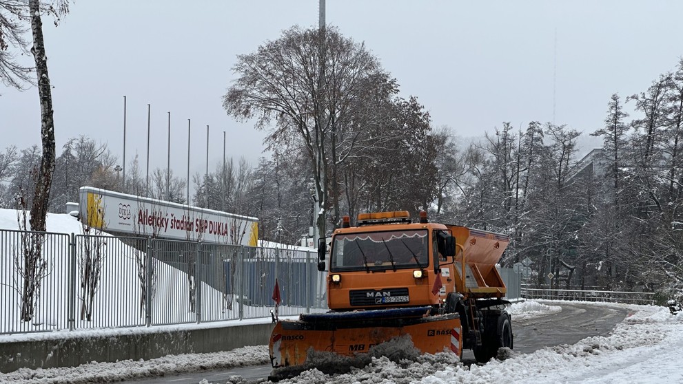 Banskú Bystricu zasiahlo husté sneženie