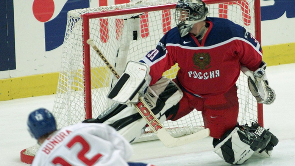 Zlatý gól z hokejky Petra Bondru v bráne Maxima Sokolova. (13. mája 2002).