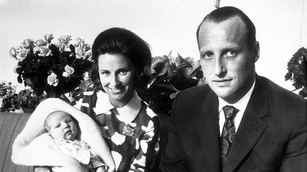Na archívnej snímke z 26. júla 1973 nórsky korunný princ Harald (vpravo) a korunná princezná Sonja pózujú so svojím synom princom Haakonom Magnusom v nemocnici v Osle.
