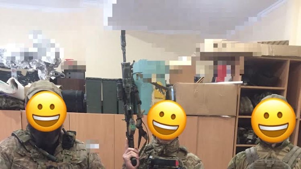 Ukrajinskí vojaci s pomocou, ktorú im priviezol Ján.