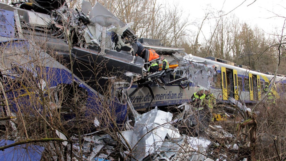 Záchranári na snažia pomôcť uväzneným cestujúcim po zrážke vlakov v nemeckom Bad Aiblingu.