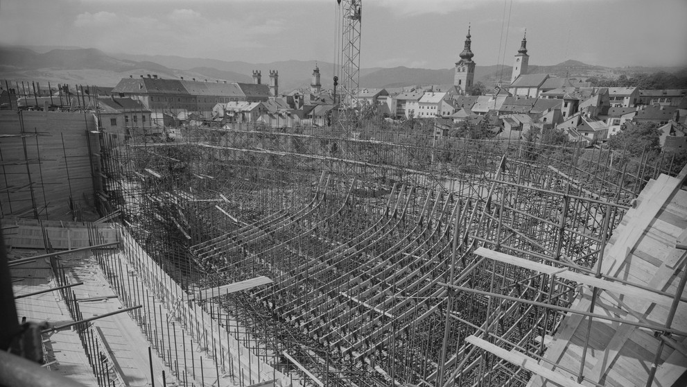 Pohľad na stavbu podporného lešenia a tesárske práce. (22. august 1967)