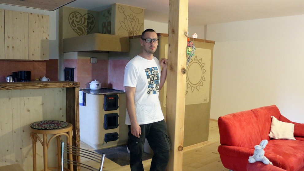 Interiér domu zo slamy 