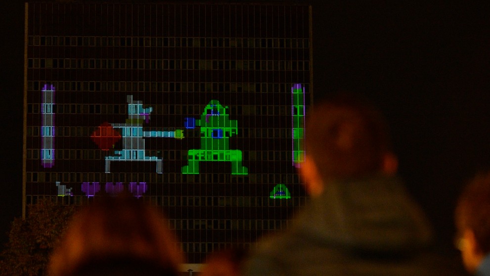 Vizuálna projekcia Duch mesta na fasáde hotela Kyjev.