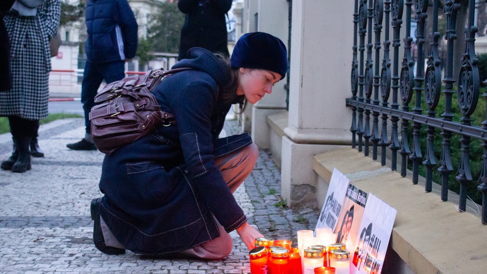 Spomienková akcia k piatemu výročiu vraždy novinára Jána Kuciaka v Prahe.