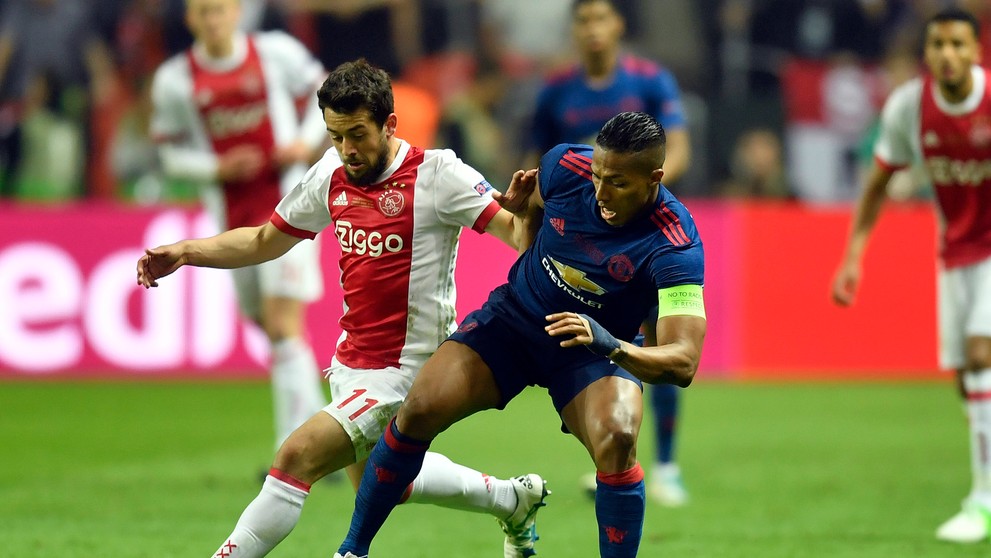 Kapitán ManUtd Luis Antonio Valencia (vpravo) súperí vo finále EL o loptu s Aminom Younesom z Ajaxu.
