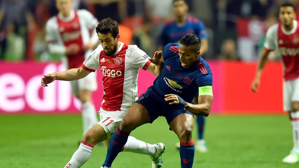 Kapitán ManUtd Luis Antonio Valencia (vpravo) súperí vo finále EL o loptu s Aminom Younesom z Ajaxu.