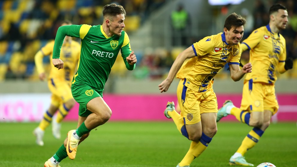 Zľava v súboji o loptu Adrián Kaprálik (Žilina) a Mateus Brunetti Valor (Dunajská Streda) v zápase 3. kola skupiny o titul.