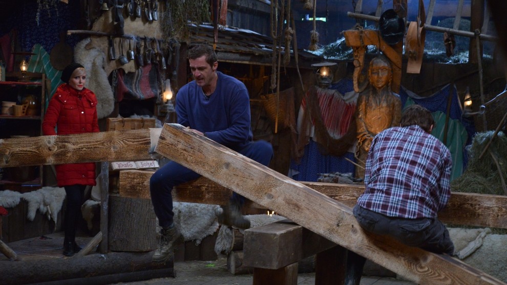 Otec po odročení rozsudku nad vrahmi jeho syna v súdnej sieni odpálil granáty