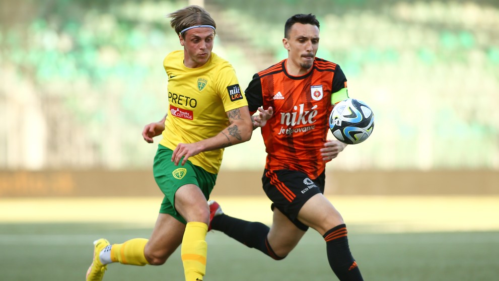 Na snímke zľava Timotej Jambor (Žilina) a Marek Zsigmund (Ružomberok) bojujú o loptu.