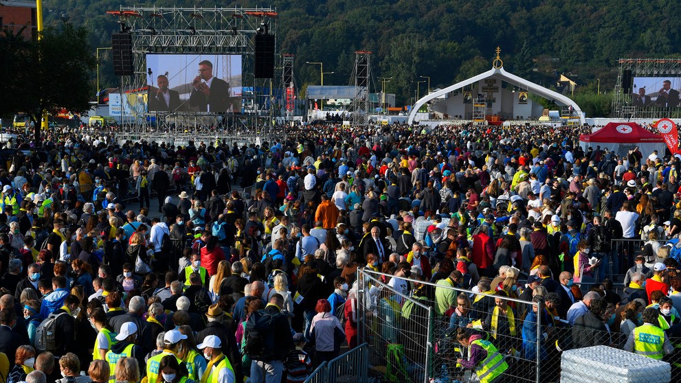 Tisíce ľudí na Božskej liturgii svätého Jána Zlatoústeho