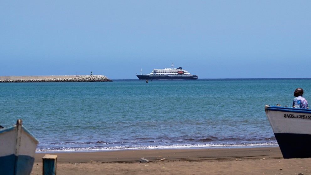 Pohľad na výletnú loď MV Hondius, ktorá kotví v prístave v meste Praia, v súostroví Kapverdy pri západoafrickom pobreží.