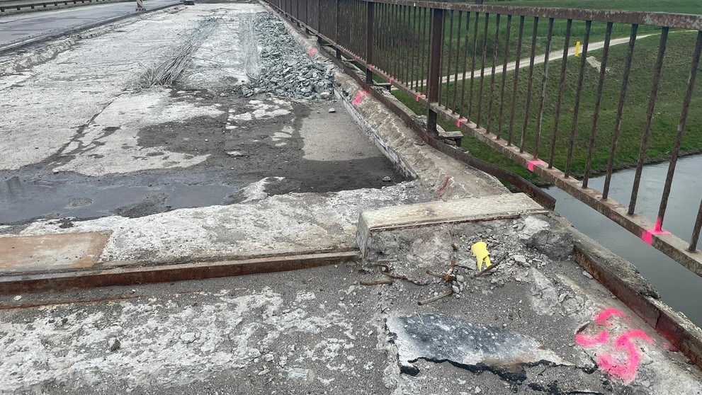 Prasknutý most pri Trenčíne.