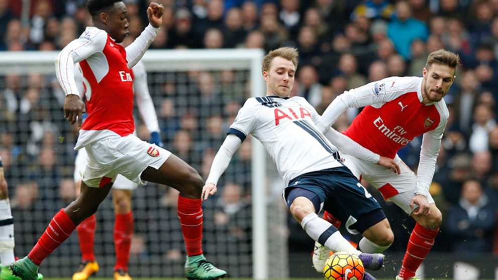 V strede Christian Eriksen (Tottenham) počas súboja o loptu s hráčmi Arsenalu Danny Welbeckom (vľavo) a Ramseym.