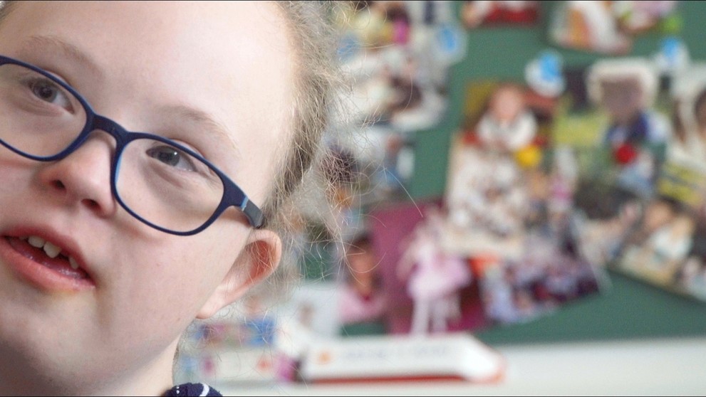 Dokument rozpráva príbeh o malej Dorotke. 