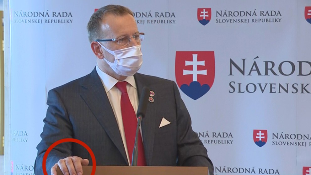 Gestá Borisa Kollár pri vysvetľovaní kauzy jeho diplomovej práce.