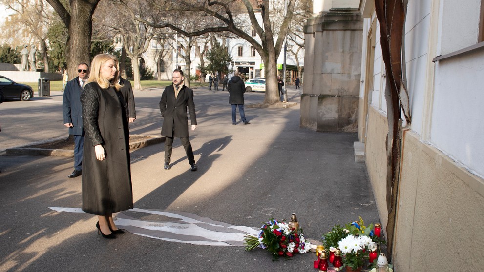 Zuzana Čaputová pri symbolickom pamätníku