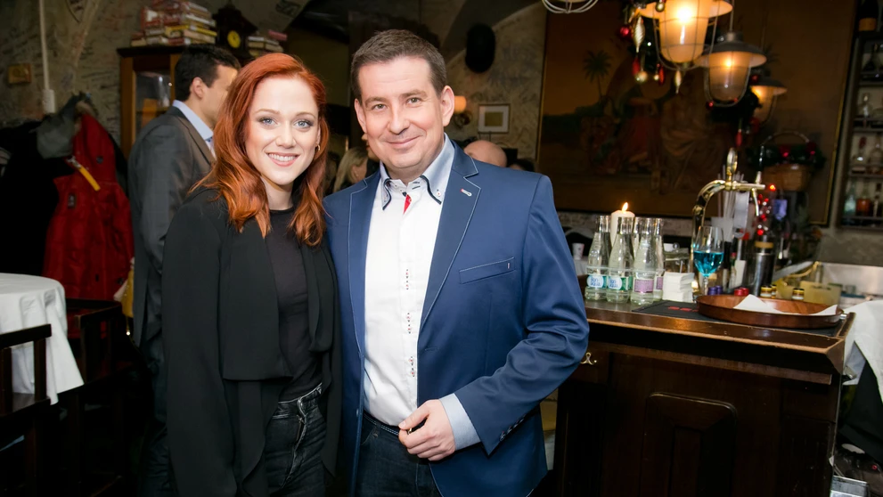Emma Drobná s moderátorom Patrikom Hermanom