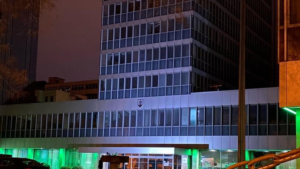 Symbolická reťaz pred ministerstvom práce.