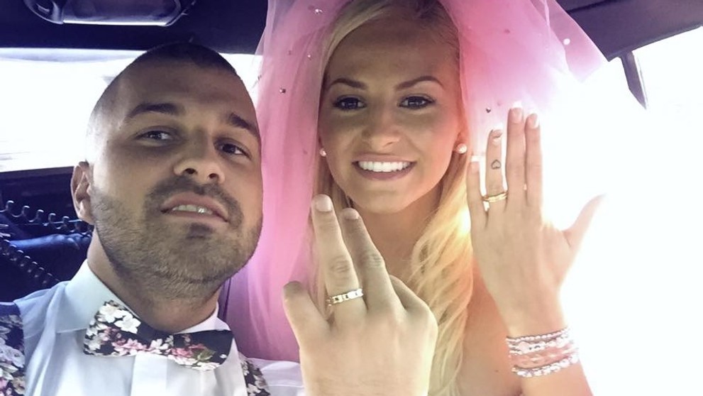 Mladomanželia sa pochválili obrúčkami na sociálnej sieti.