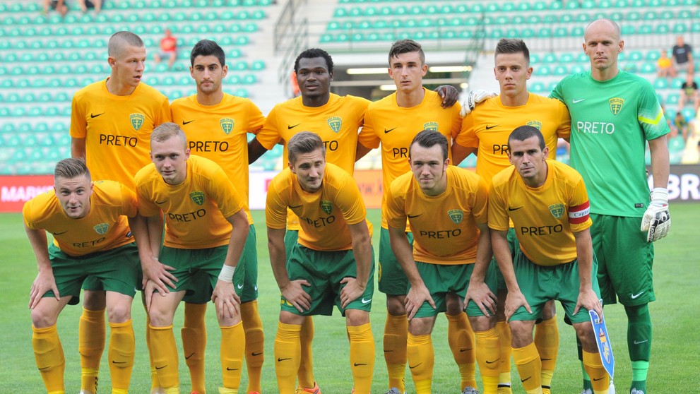  Na snímke futbalisti Žiliny pózujú pre skupinovú fotografiu.