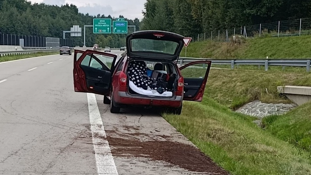 Opitý muž si po nehode ustlal v kufri a spal. V aute našli policajti niekoľko fliaš alkoholu. Vedľa muža sa hral jeho malý syn.