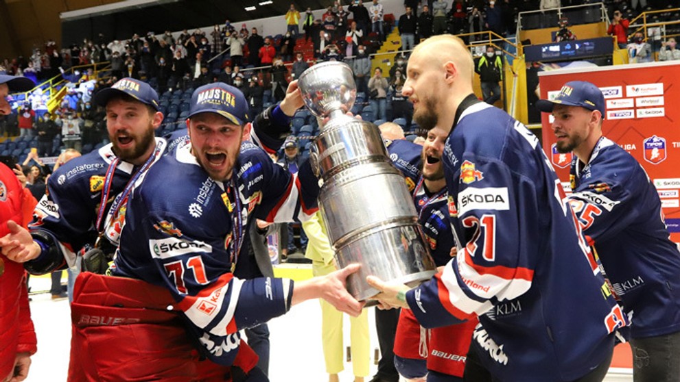 Majstrovský pohár v rukách hráčov Zvolena.