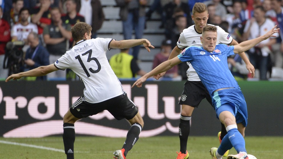 Nemec Thomas Müller (vľavo) a v popredí Milan Škriniar v dueli na ME.