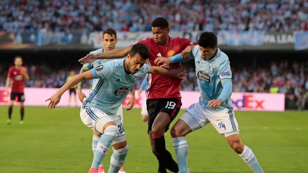 Gustavo Cabral (vľavo) a Facundo Roncaglia zo Celty Vigo bránia v semifinále EL Marcusa Rashforda z ManUtd.