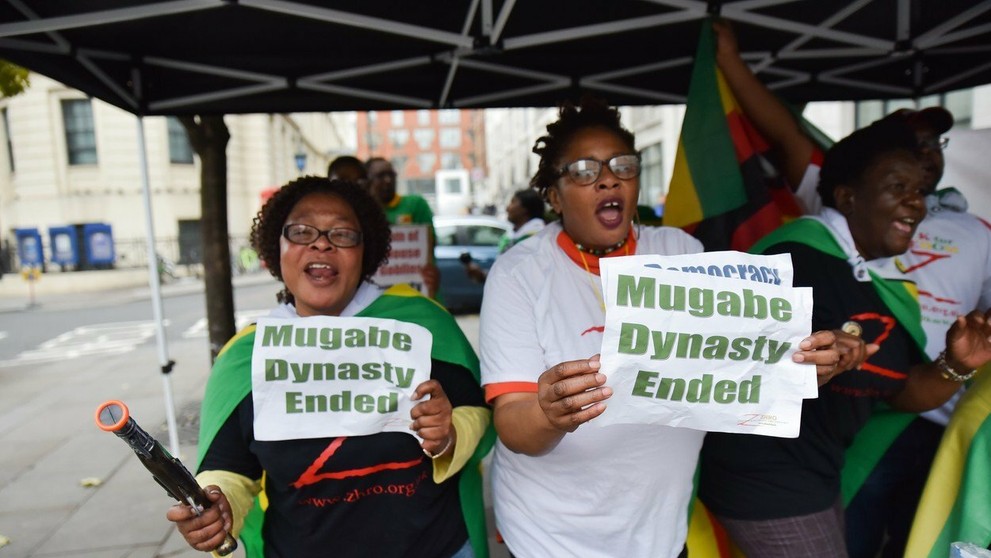 Na snímke z novembra 2017 zimbabwiansky prezident Robert Mugabe a jeho manželka Grace Mugabeová počas zhromaždenia v Harare..jpg