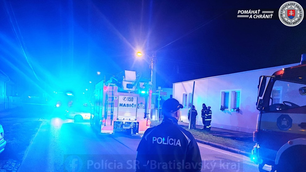 V Bratislave uzavreli niekoľko ulíc pre požiar po výbuchu. 