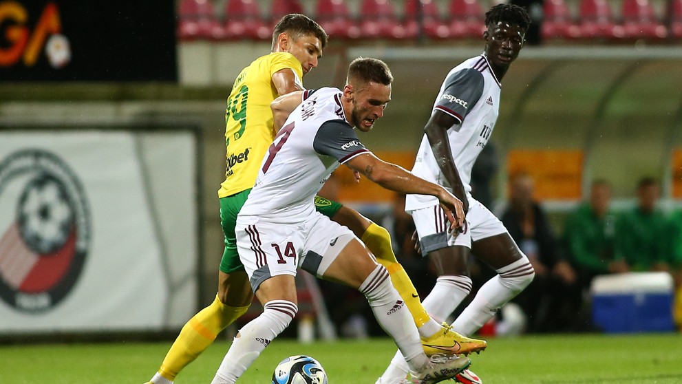 Zľava Dávid Ďuriš (Žilina), Matej Grešák (Podbrezová) a Mahmudu Bajo (Podbrezová) v súboji o loptu v zápase 2. kola Niké ligy.